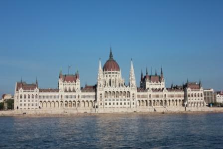 Парламент в Будапеште днём.JPG