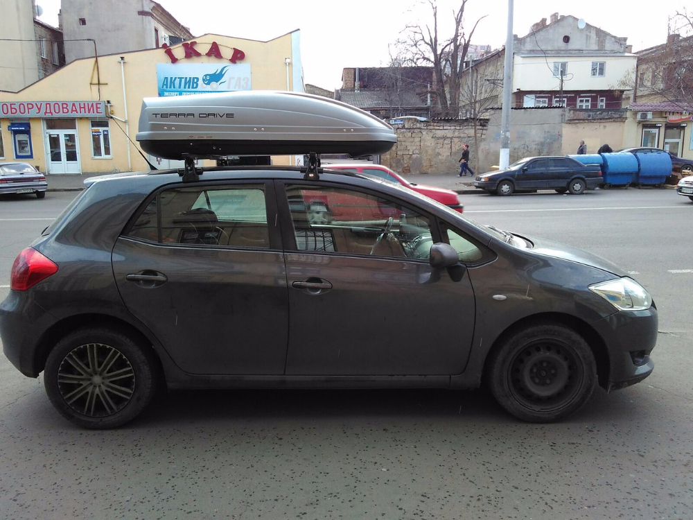 Багажник Amos D-1 со стальными поперечинами и бокс Terra Drive-440 (серый) на Toyota Auris