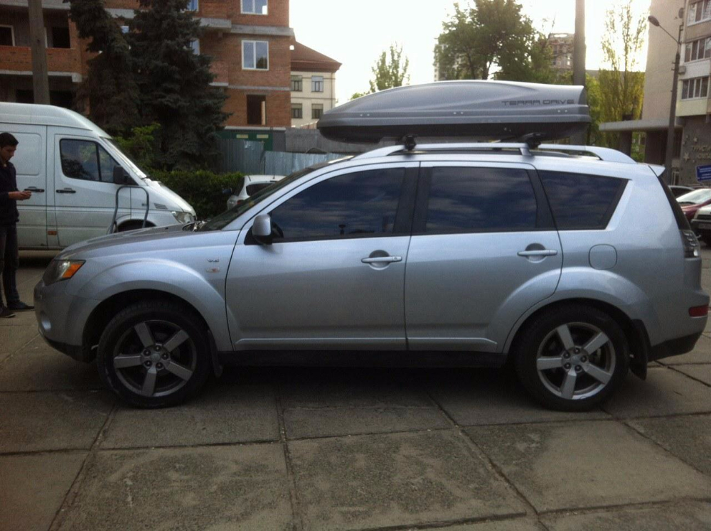 CarStyle Straps StreamStyle и бокс Terra Drive-480 (серый) на Mitsubishi Outlander