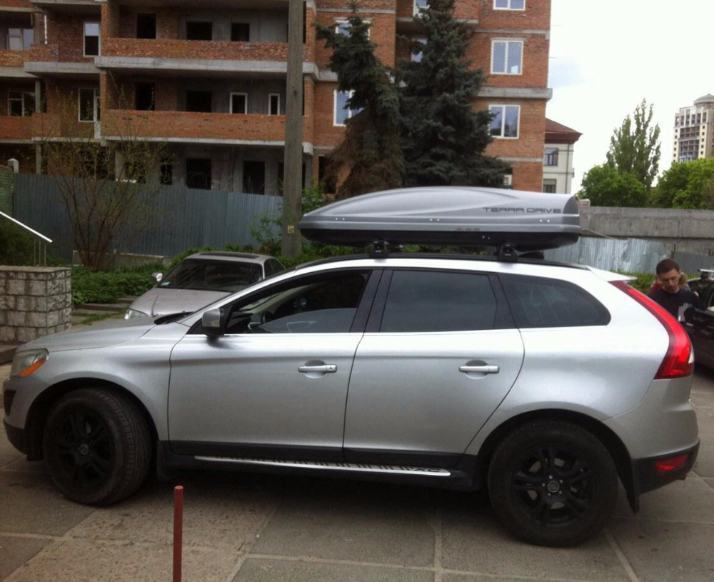 Багажник Thule-753 с поперечинами StreamStyle и бокс Terra Drive-480 (серый) на Volvo XC60