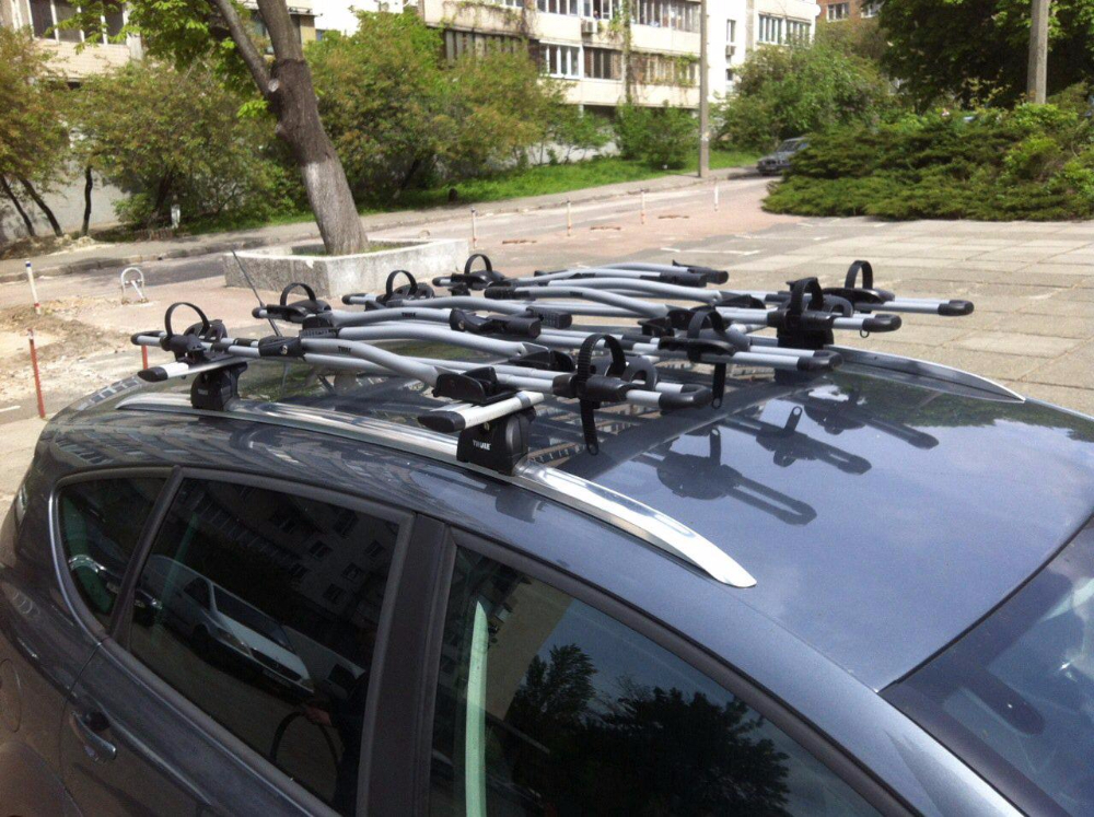 Багажник Thule-753 с поперечинами WingBar и крепления для велосипедов Thule FreeRide 532 на Seat Altea