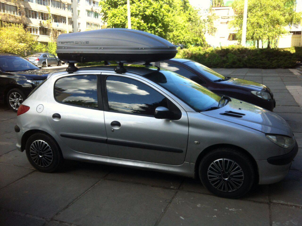 Багажник Thule-754 с поперечинами AeroStyle и бокс Terra Drive-440 (серый) на Peugeot 206