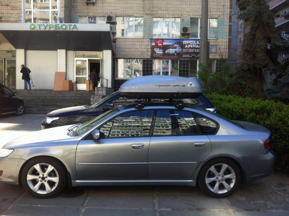 Багажник Thule-754 с поперечинами AeroStyle и бокс Terra Drive-420 (серый) на Subaru Legacy