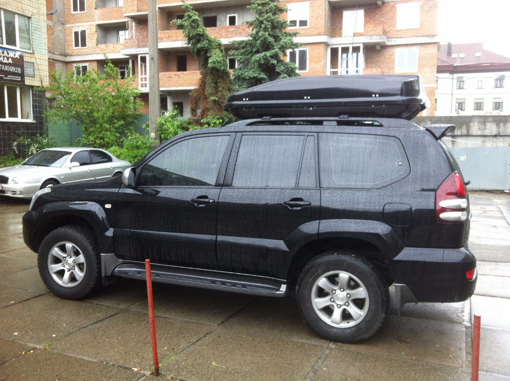 Багажник Aguri Prestige Black и бокс Junior Xtreme 600 (черный) на Toyota Land Cruiser