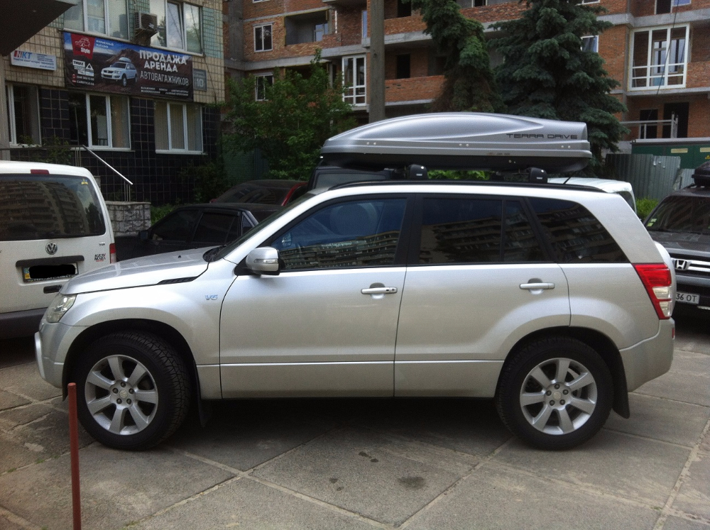 Багажник Thule Edge 959 (невыступающий) и бокс Terra Drive-480 (серый) на Suzuki Grand Vitara