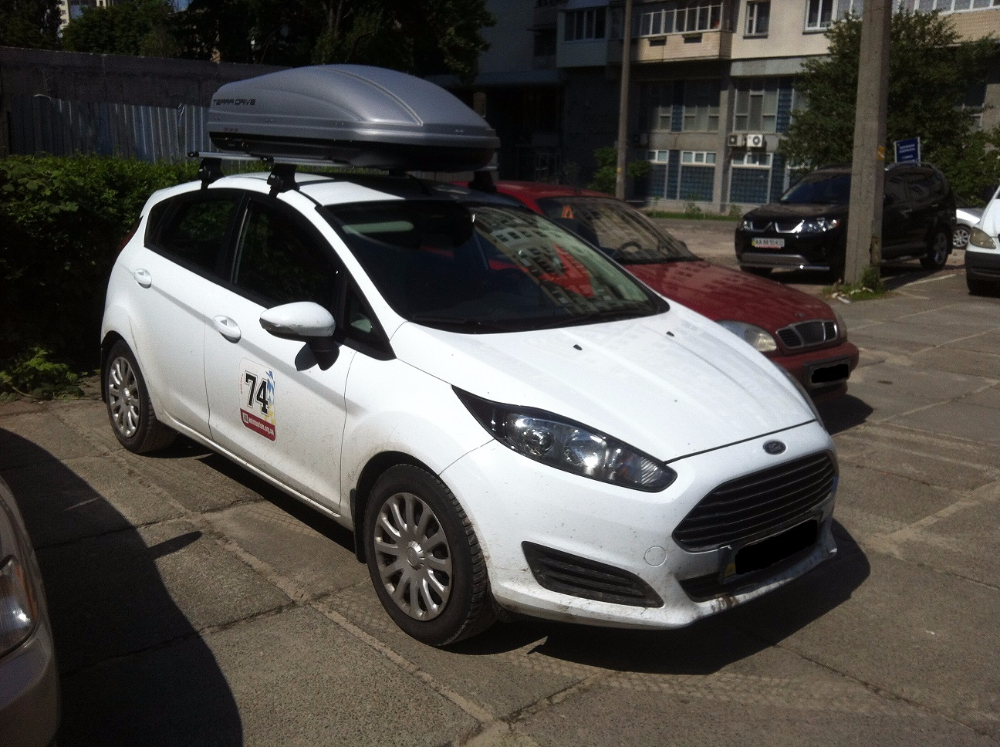 Багажник Thule-754 с поперечинами StreamStyle и бокс Terra Drive-440 (серый) на Ford Fiesta