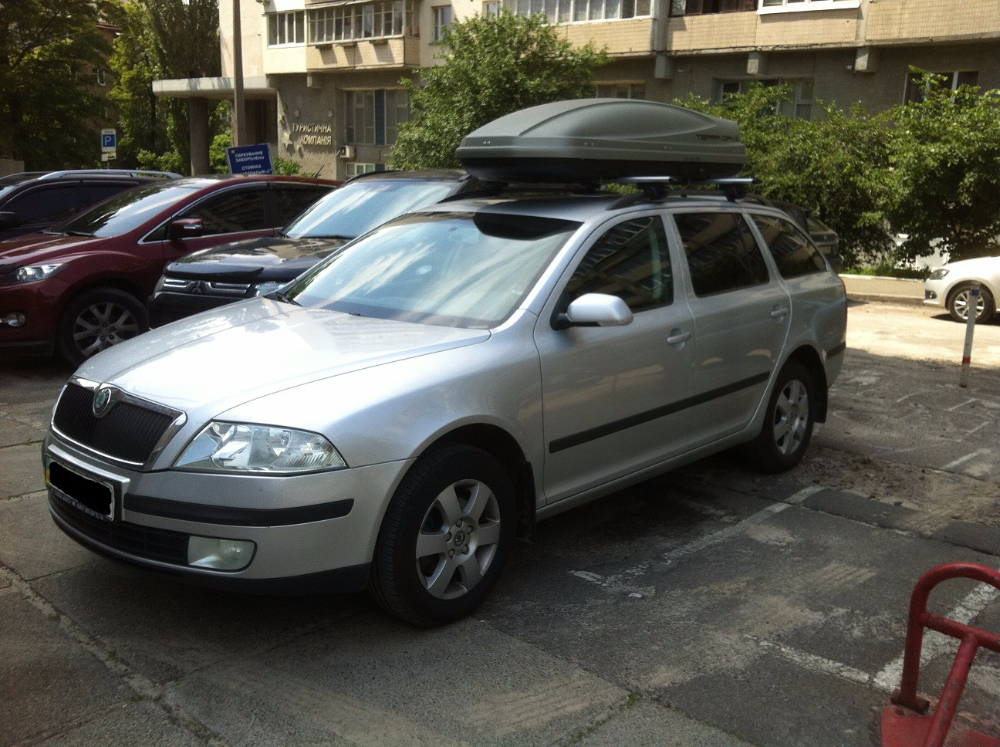 Багажник CarStyle Rails с поперечинами StreamStyle и бокс Terra Drive-480 (серый) на Skoda Octavia