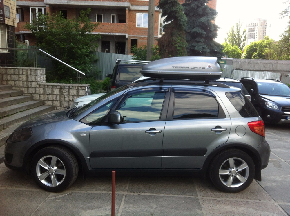 Багажник Amos Futura Stl и бокс Terra Drive-320 (серый) на Suzuki SX4
