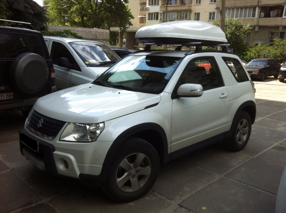 Багажник Thule-753 WingBar и бокс Junior Altro 460 (белый) на Suzuki Grand Vitara