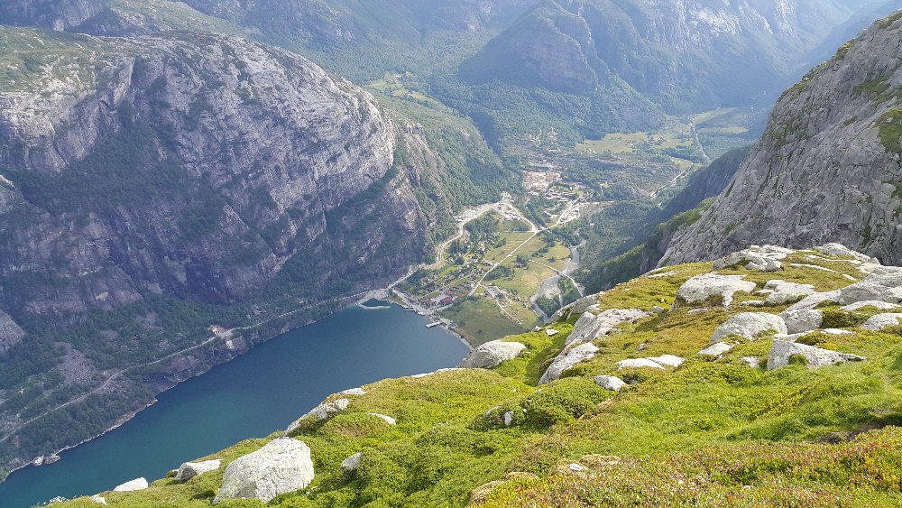Внизу Lysebotn.
