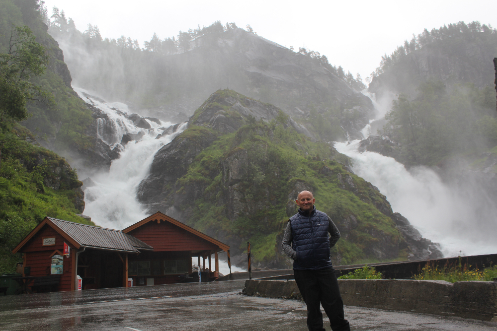 Водопад Låtefossen.