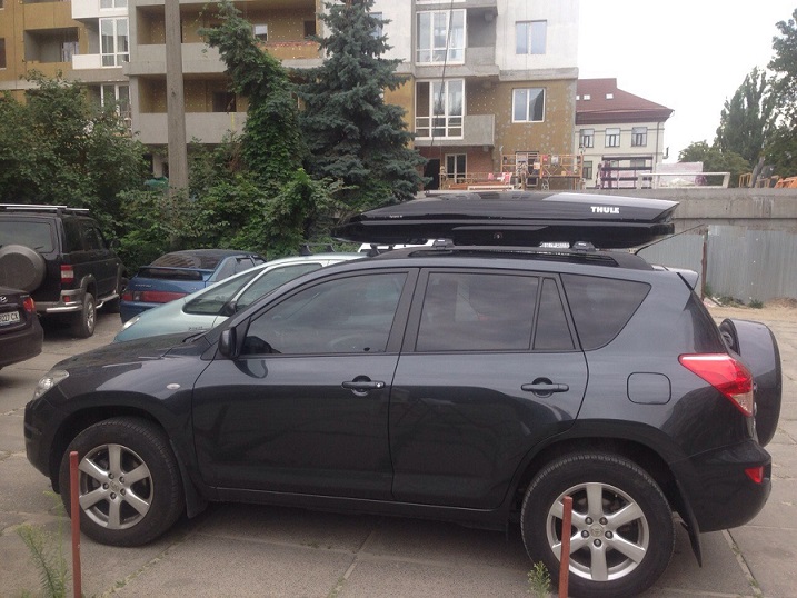 Багажник Thule Edge 958 и бокс Thule Dynamic 800 Black на Toyota Rav-4