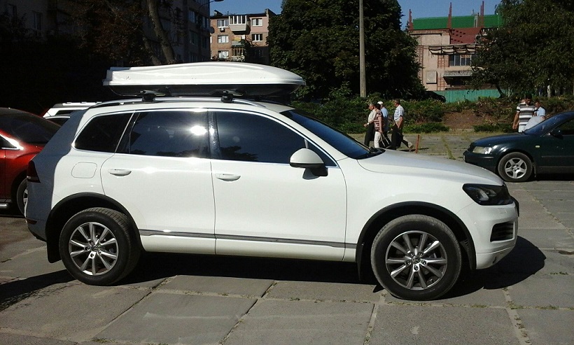 Багажник CarStyle Rails с поперечинами StreamStyle и бокс Amos 500 White на VW Touareg