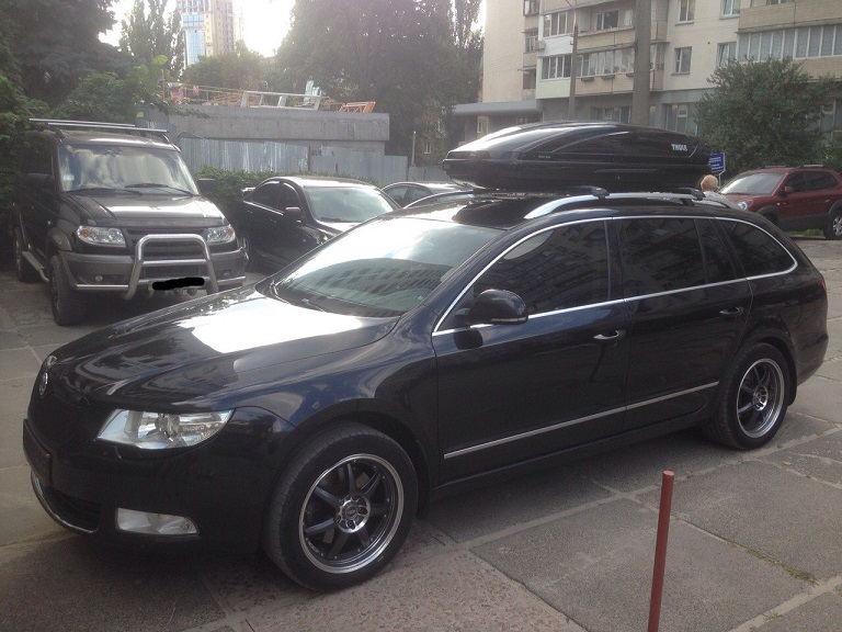 Багажник Thule Edge 958 (невыступающий) и бокс Thule Motion 600 Black на Skoda Octavia