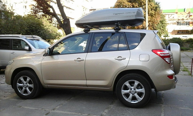 Багажник Thule-754 с поперечинами StreamStyle и бокс Terra Drive-440 (серый) на Toyota Rav-4