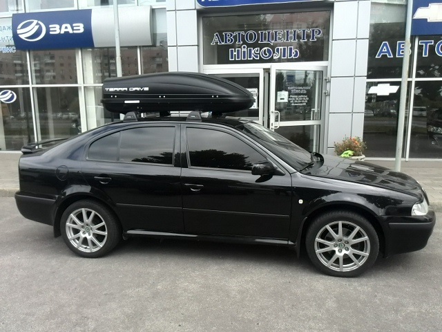 Багажник Whispbar FlushBar (невыступающий) и бокс Terra Drive-440 (черный) на Skoda Octavia