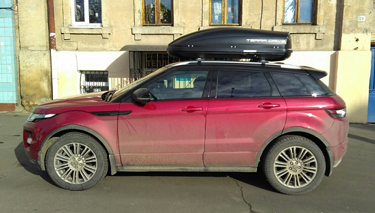 Багажник Thule Edge 958 и бокс Terra Drive-440 (черный) на Range Rover Evoque