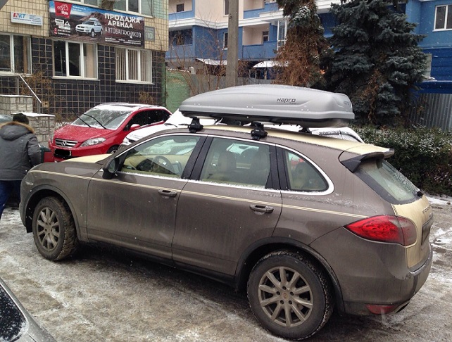 Багажник Thule-754 WingBar и бокс Hapro Traxer 6.6 Silver на Porsche Cayenne