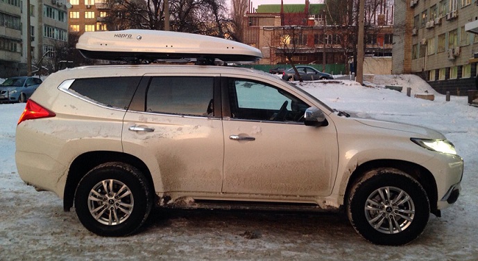 Багажник Whispbar ThroughBar и бокс Hapro Zenith 8.6 White на Mitsubishi Pajero Sport