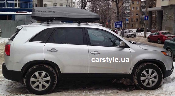 Багажник Thule-775 с поперечинами Stream и бокс Terra Drive-480 (серый) на Kia Sorento