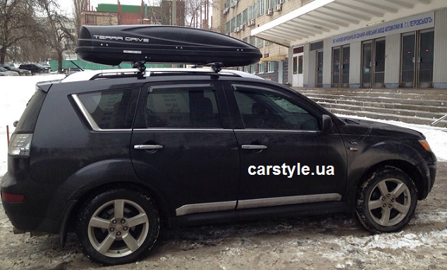 Багажник Thule-775 с поперечинами Stream и бокс Terra Drive-480 (черный) на Mitsubishi Outlander