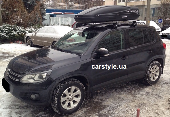 Багажник Thule-754 с поперечинами Stream и бокс Terra Drive-480 (черный) на VW Tiguan