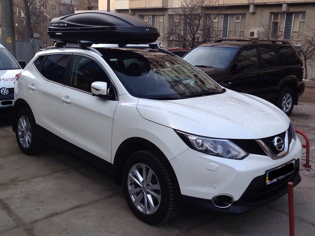 Багажник Thule-775 с поперечинами Stream и бокс Terra Drive-480 (черный) на Nissan Qashqai