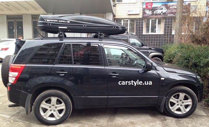 Багажник Thule-753 с поперечинами Stream и и бокс Terra Drive-480 (черный) на Suzuki Grand Vitara