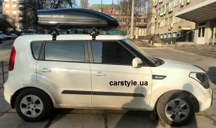 Багажник Thule-754 WingBar и бокс Terra Drive-440 (черный) на Kia Soul