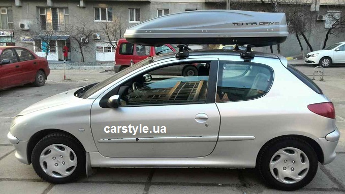Багажник Thule-754 с поперечинами Stream и бокс Terra Drive-480 (серый) на Peugeot 206